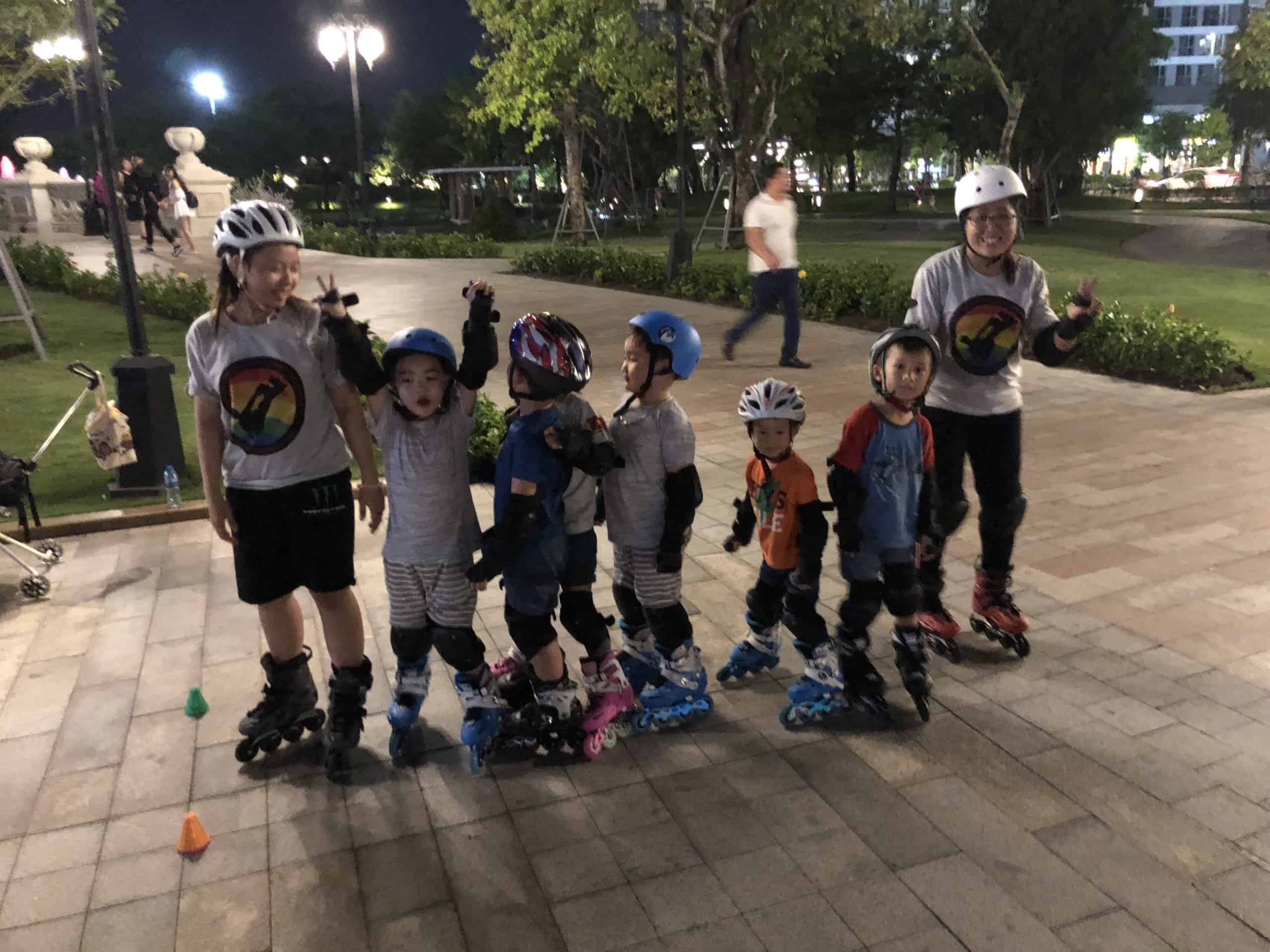 Cùng các bé trượt patin